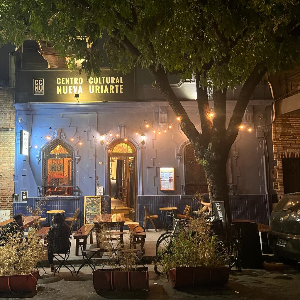 foto frente fachada ccnu uriarte noche